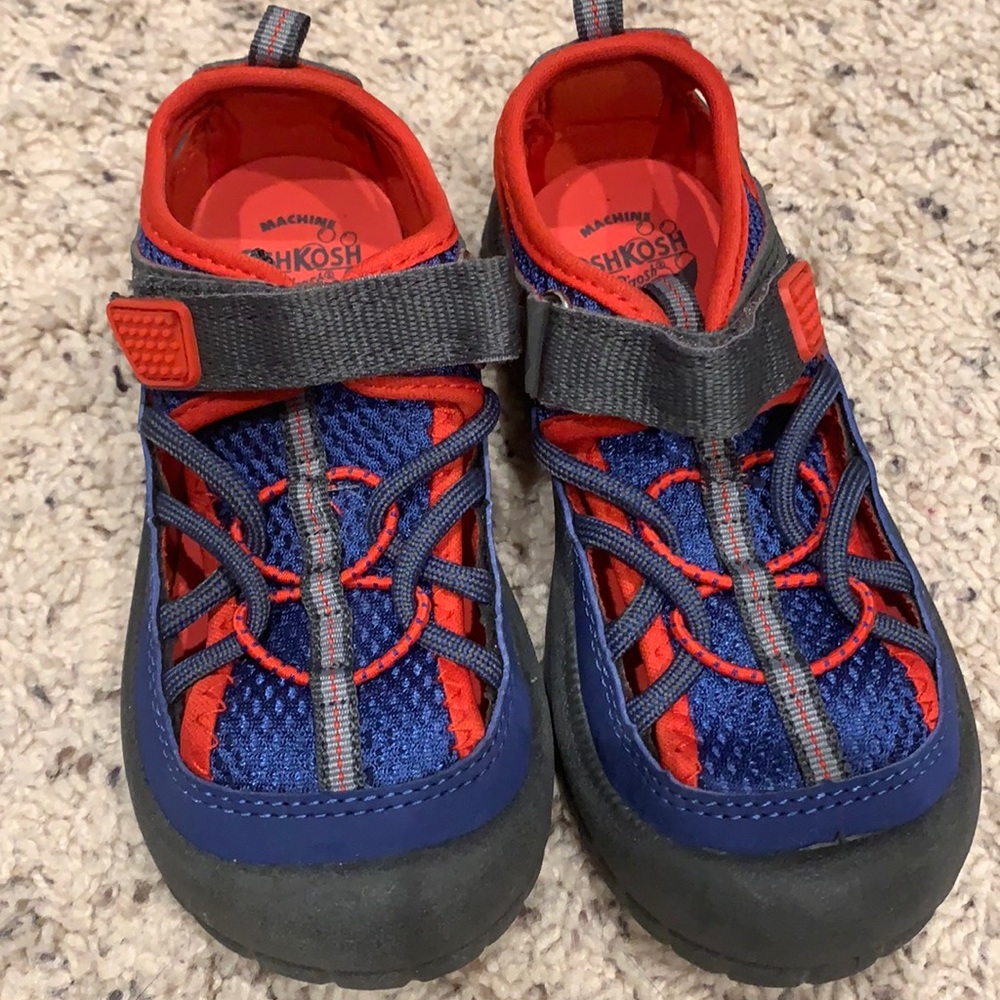 Oshkosh B’Gosh bump toe sandals. Size 10.